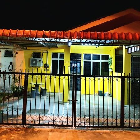 Lh Alisha Homestay Wangsa Mewangi Gua Musang Exterior foto